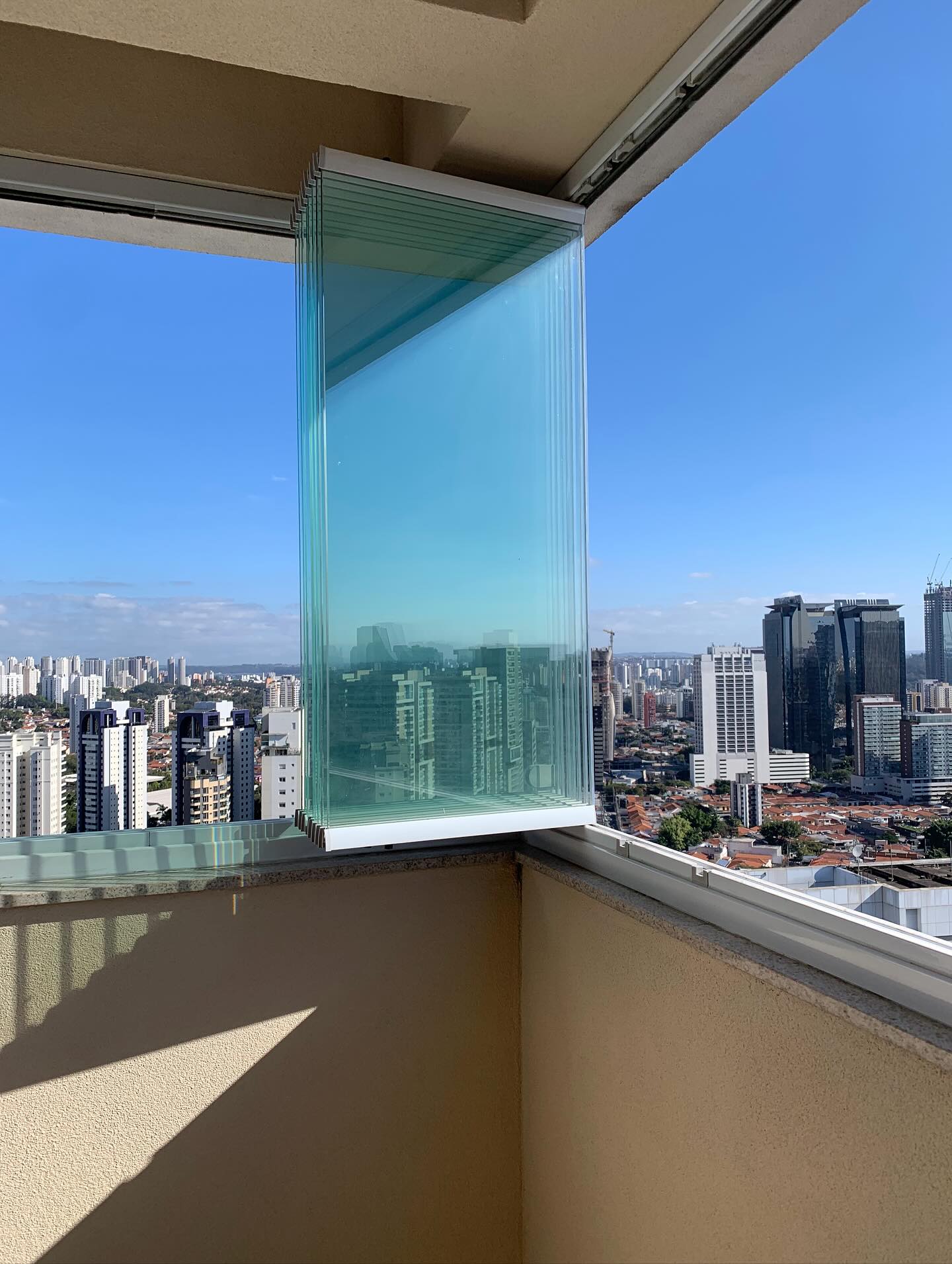 Manutenção de sacada envidraçada